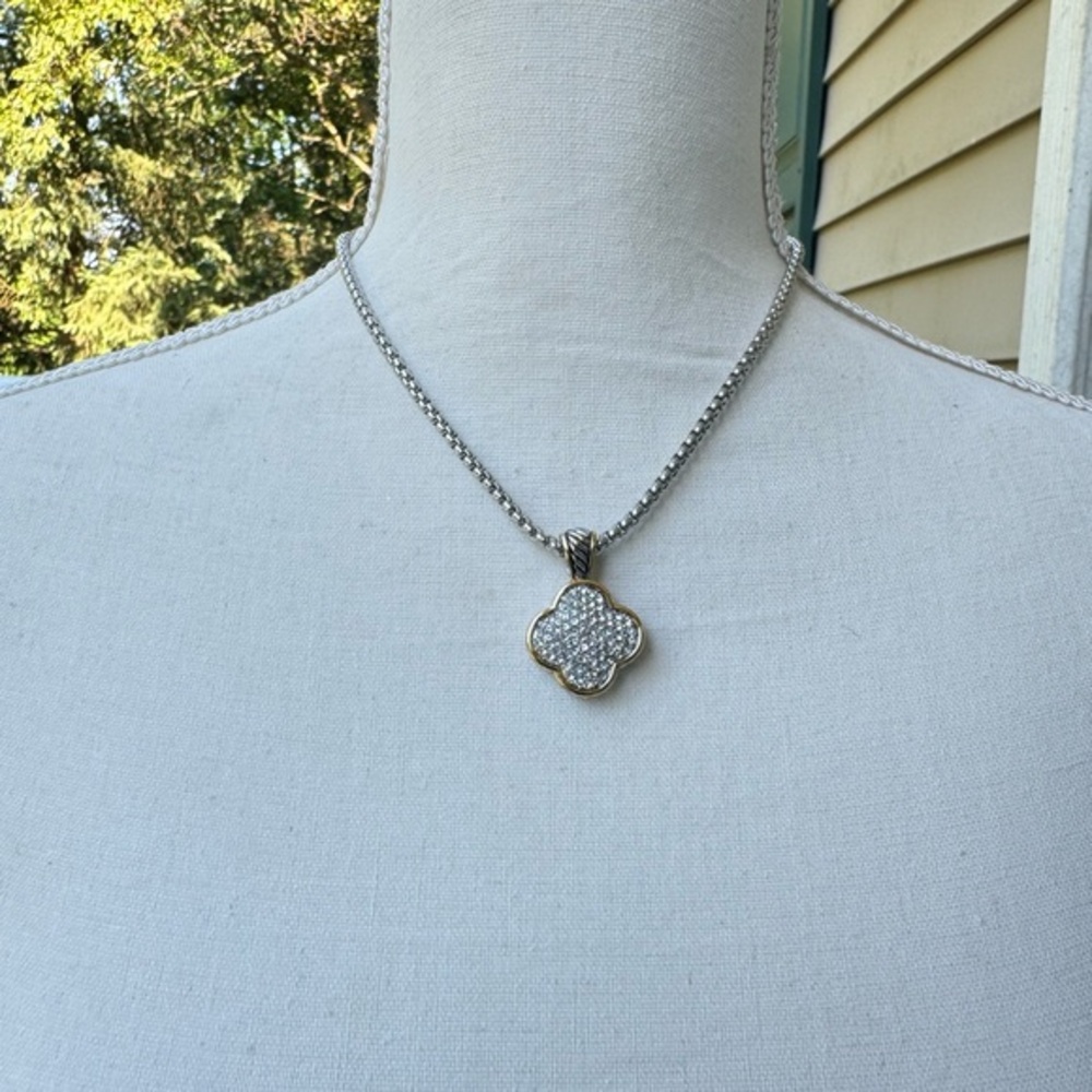 WHITE FLOWER STATEMENT NECKLACE